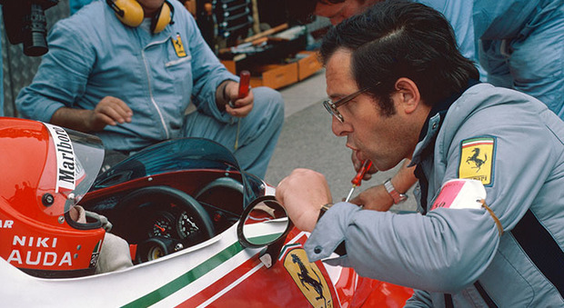 Mauro Forghieri mentre parla con Niki Lauda