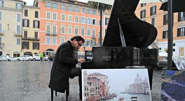 Roma, dai teatri alla strada: a piazza di Spagna c'è il "Pianista fuori posto"