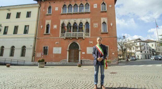 Il sindaco di Belluno Jacopo Massaro davanti al municipio
