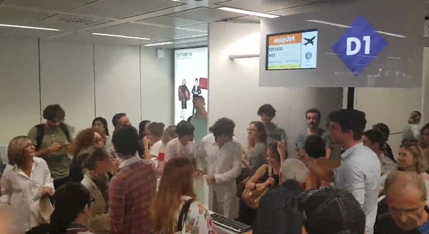 Easyjet cancella dopo 4 ore di ritardo il volo Roma-Nizza, rivolta dei passeggeri: hostess in fuga