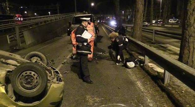 Roma, incidente tra auto e scooter sulla via Ostiense: due feriti gravi