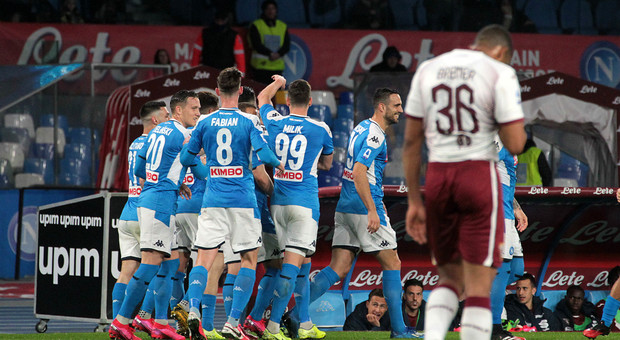 Il Napoli batte anche il Torino: 2-1 e corre veloce verso l'Europa