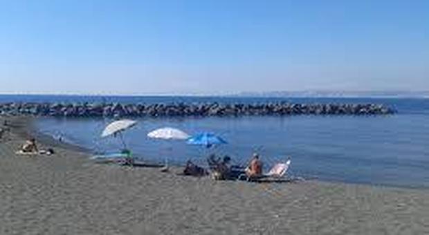 Coronavirus, prendeva il sole su spiaggia a Portici: denunciata
