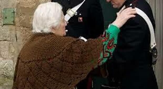 «Sono rimasta bloccata sul divano» Carabinieri aiutano un'anziana sola