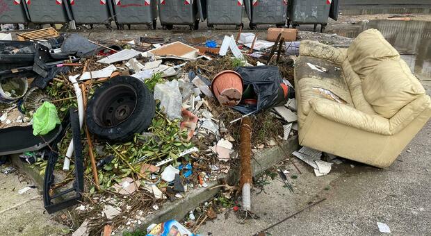 Napoli Est, divano e pneumatici accanto ai cassonetti: micro-discariche di rifiuti in strada a Ponticelli
