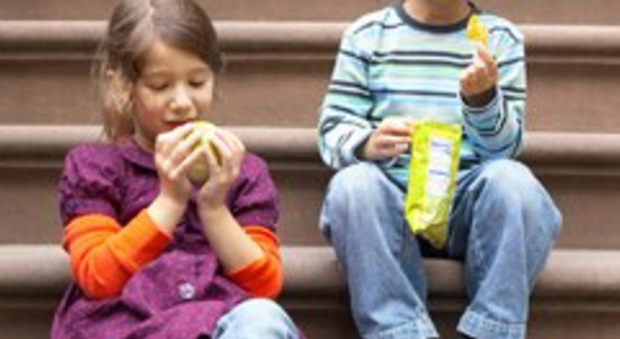 Bambini e alimentazione: più merendine al Nord, ma più obesi al Sud. Ecco perché