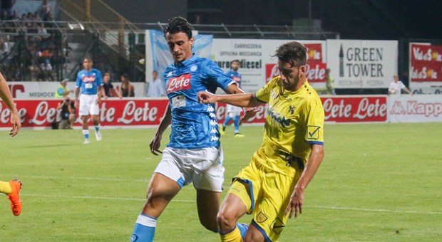 Il Napoli saluta l'attaccante Inglese: corsa per Belotti, Balotelli o Rodrigo