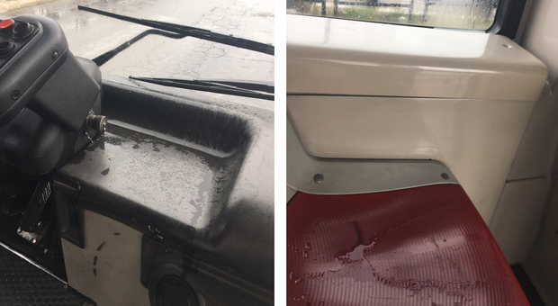 La pioggia caduta su un sedie e sul cruscotto del guidatore, in un autobus di Roma