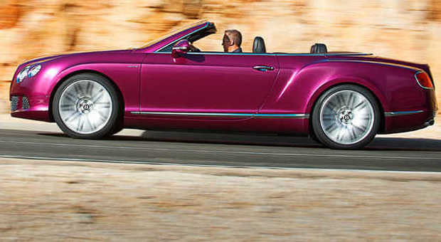 La regale eleganza della Bentley GT Speed Convertible con i grandi cerchi da 21 pollici