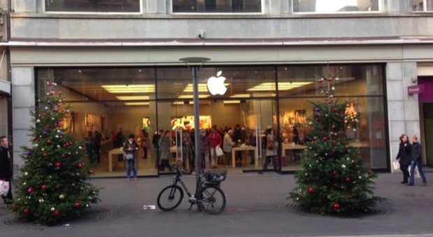 Batteria iPhone esplode in un Apple Store: 50 evacuati, ferito un dipendente, sette persone in cura