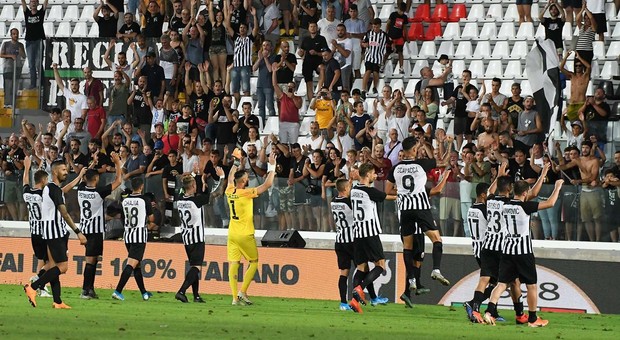 I giocatori dell'Ascoli dopo la vittoria per 5-1 al Del Duca contro la Pro Vercelli in Tim Cup