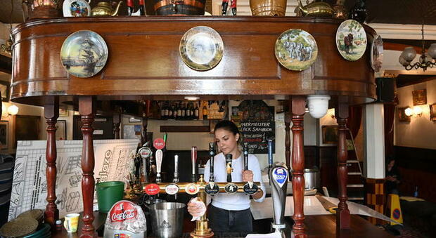 Inghilterra, i festeggiamenti post-Covid prosciugano i pub: ora serve più birra