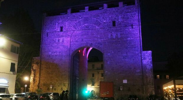 Firenze si tinge di viola: le sei porte storiche illuminate per la Giornata mondiale per la fibromialgia