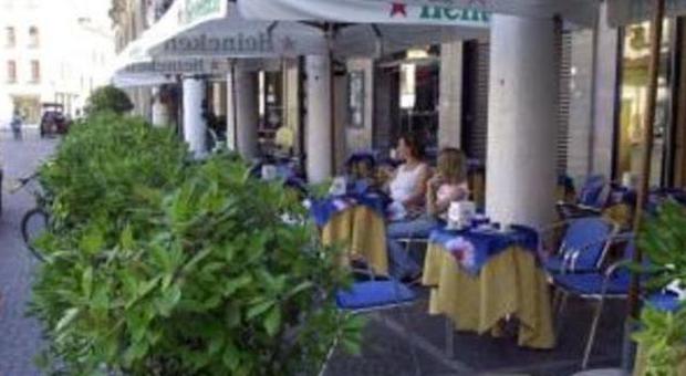 Un bar di Piazza Vittorio Emanuele in centro a Rovigo