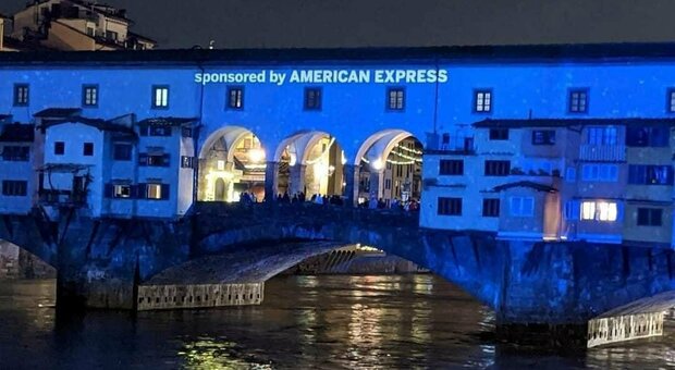 Ponte Vecchio si illumina con il nome di uno sponsor. Scoppia la polemica