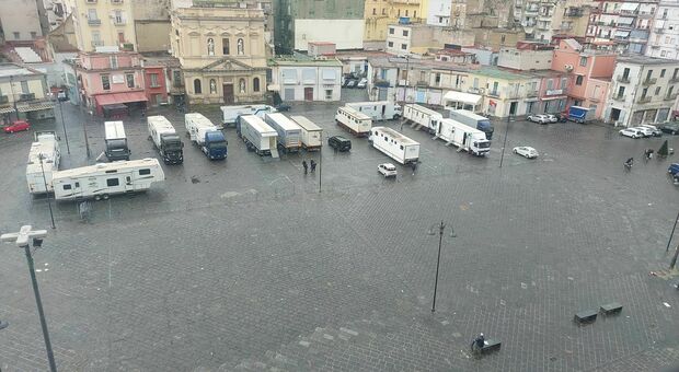Napoli, piazza Mercato dopo i restauri diventa un «parcheggio» per tir