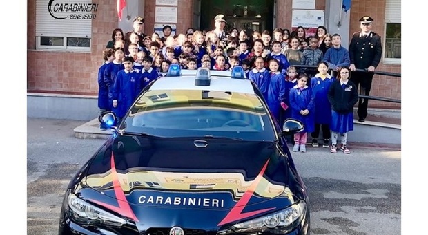 Gli studenti dell'istituto comprensivo con i Carabinieri
