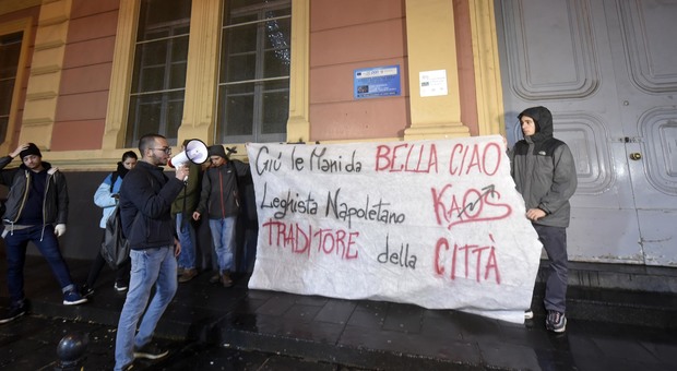 «Bella ciao» in scuola di Napoli, anche Salvini in campo: «Pazzesco»