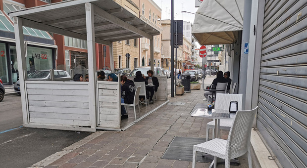Ombrelloni e tavoli fuori dai locali, arriva il nuovo regolamento a Lecce: stretta sul centro storico