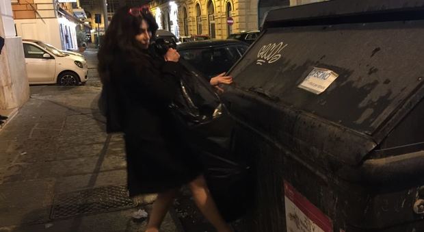 Carmen Di Pietro chic anche mentre butta l'immondizia: ai secchioni con il tacco 12