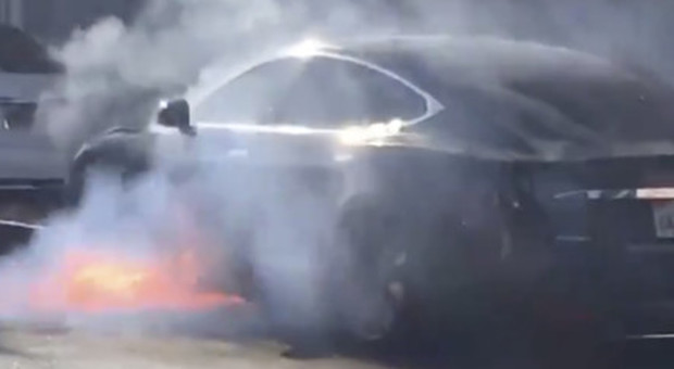 Tesla a fuoco, l'attrice May McCormack denuncia su Twitter il rogo dell'auto del marito