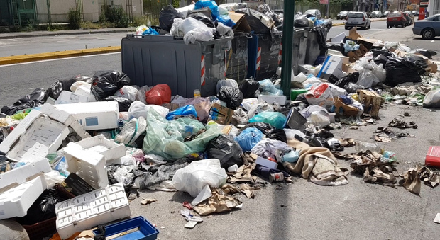 Cataste di rifiuti accumulati a via Roma verso Scampia