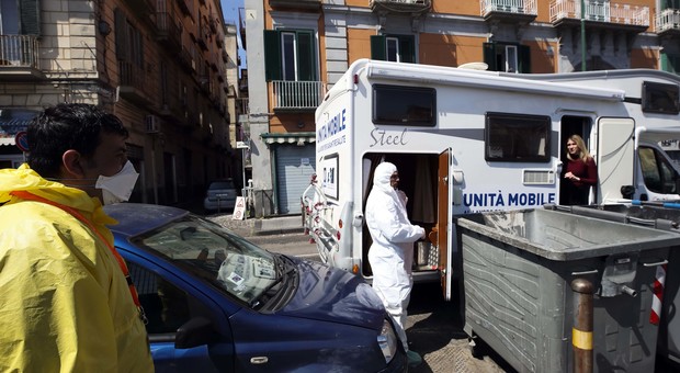 Coronavirus a Napoli: malati a casa, per le cure specializzandi porta a porta
