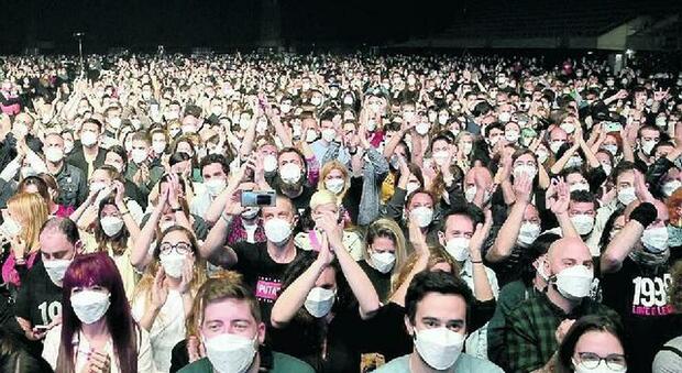 Barcellona, concerto per 5mila persone senza distanziamento: «Così cerchiamo di ritornare alla normalità»
