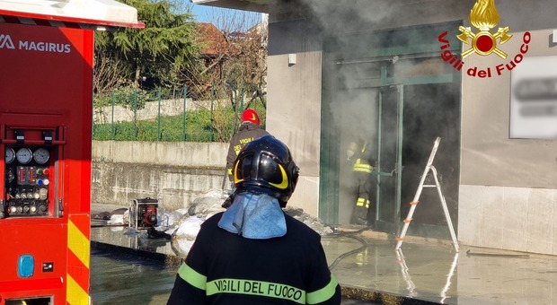 Commercial Store in Mirabella Eclano Engulfed in Flames due to Suspected Electrical Fault