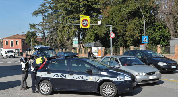 Un posto di controllo della polizia locale di Treviso
