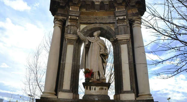 La statua di San Gennaro che ferma la lava sul ponte dei Granili