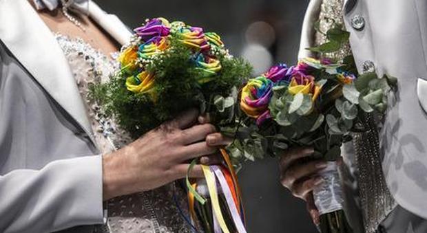 Festa di nozze con sorpresa: la polizia irrompe e trova dosi di eroina nascoste nel bidet