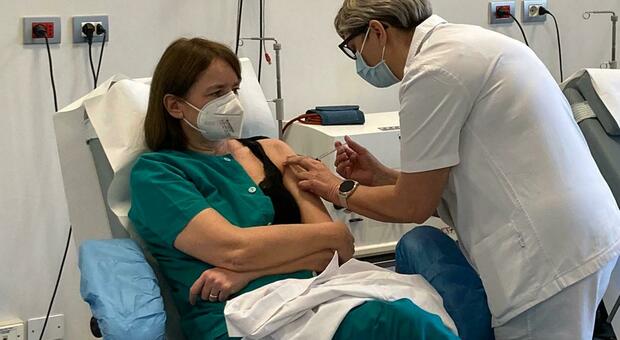 Laura De Santi, primario di Pronto soccorso, è la prima vaccinata in ospedale a Pordenone