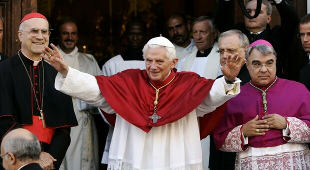 Benedetto XVI, lutto in Puglia in occasione dei funerali. Emiliano: «Grati per i suoi appelli nel nome di San Nicola»