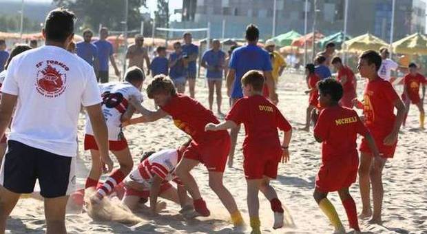 Torneo di rugby sulla spiaggia del San Bartolo Ragazzi da tutta Italia con soggiorno in tenda