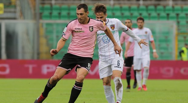 Serie B, Palermo primo grazie a due gol nel finale. Spettacolo anche a Foggia, 2-2 con il Brescia