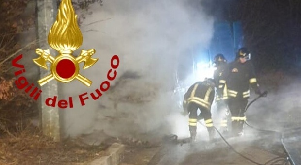 Furgone distrutto dalle fiamme, ancora un incendio di automezzi in Irpinia