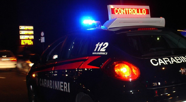 Spacciatore 22enne pedinato, sperona l'auto dei carabinieri e tenta la fuga: arrestato