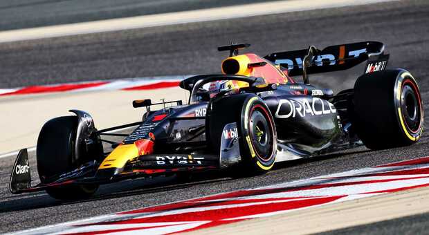 Max Verstappen con le Red Bull RB19 durante i test in Bahrain