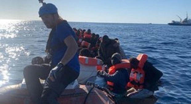 La nave Mare Jonio torna nel mediteraneo e salva subito 43 persone