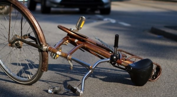 Con la bici contro il pullman: grave una tredicenne