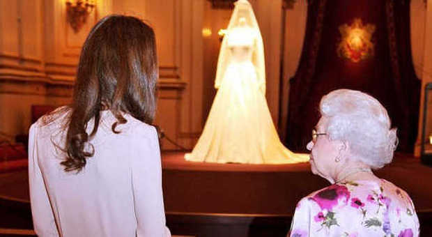 Kate Middleton davanti suo abito da sposa con la regina Elisabetta