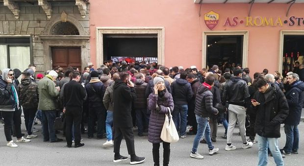Roma-Barcellona, Olimpico sold out. File e terminali bloccati negli Store