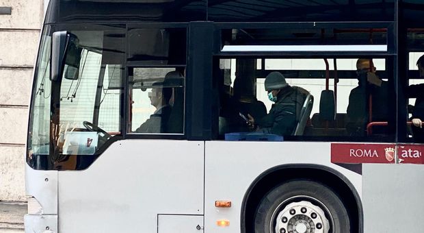 Coronavirus, Atac agli autisti: «Sui bus vietate le mascherine»