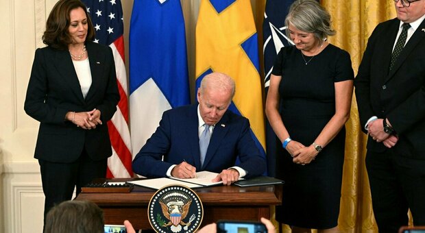 Svezia e Finlandia nella Nato, Biden firma il via libera all'ingresso