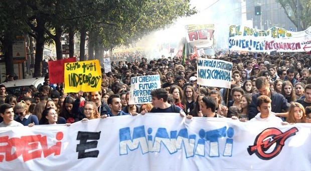 Scuola, protesta degli studenti in tutta Italia: a Milano lancio di fumogeni e scritte sui vetri di McDonald's