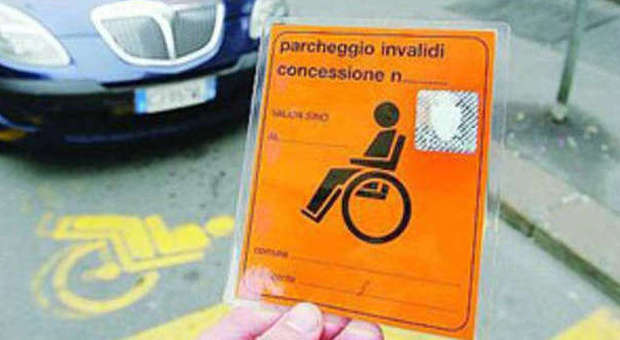 Usano pass disabili falsi o di persone decedute: pizzicati 17 «furbetti»