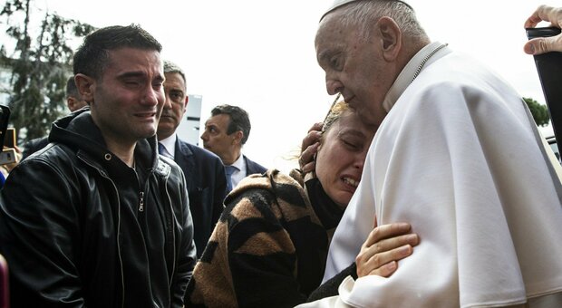 Papa Francesco e l'abbraccio con mamma Serena, la donna che ha perso la figlia Angelica a soli 5 anni