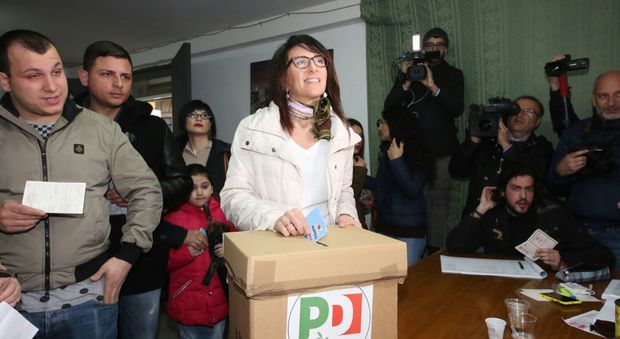Primarie a Napoli, seggio affollato all'arrivo della candidata Valente, poi il pranzo in famiglia Foto