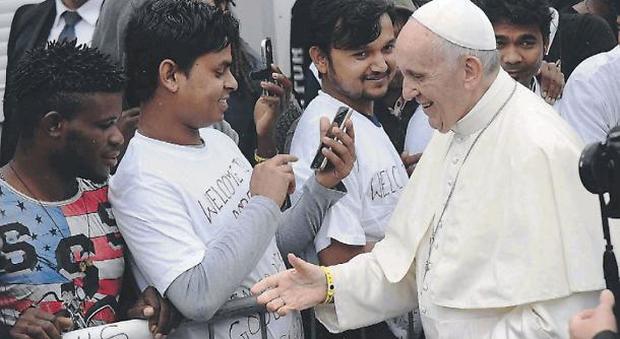 Papa Francesco: «La messa non è uno spettacolo, basta selfie e chiacchiere»